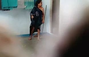 डरपोक बीबीसी, जबकि प्रेमी बैठता सेक्सी मूवी एचडी में है दूसरे कमरे में