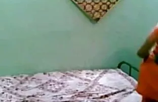 श्यामला लड़की मुस्कुराता है, जबकि उसके लिए हिंदी की सेक्सी मूवी
