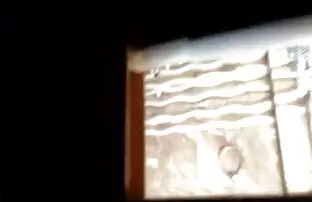वह ऊपर उठाता है और अभ्यास ब्लू सेक्सी वीडियो मूवी उसके पुराने छीन