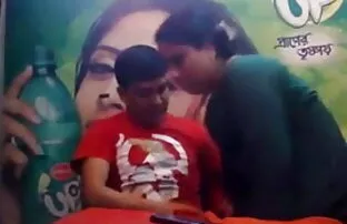 सींग का बना हुआ वह पुरुष मुर्गा बेकार हिंदी में सेक्सी मूवी हिंदी है और उसके गधे बैंगन के साथ और masturbates