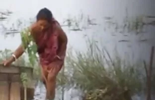 वह विशाल पुराने दादी मुर्गा के बीएफ सेक्सी मूवी वीडियो में लिए सवारी लेता है