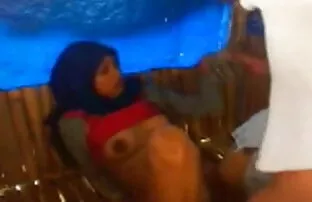 फाल्कोनस्टूडियो जे इंग्लिश ब्लू सेक्सी मूवी जे नाइट मुर्गा के साथ घायल बाइकर में मदद करता है
