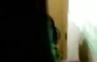 गधा गाल पर ताली के बहन की सेक्सी मूवी रूप में वह टीवी देखता है .