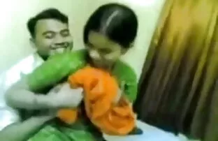 गुलाबी रंग की पोशाक में गांठदार टी लड़की बनाता है सेक्स करने वाला मूवी और उसे बड़े स्तन निचोड़ कर रख