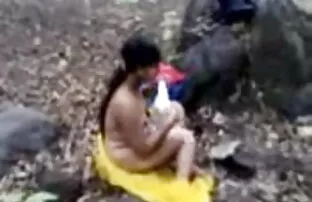 जोड़ी यह सोफे पर सेक्सी मूवी ऑनलाइन करता है