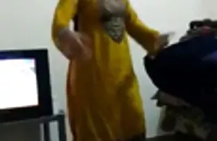 VIP4K. बूढ़ा आदमी बिस्तर में किशोरों एचडी सेक्सी मूवी हिंदी की लड़की को आश्चर्यचकित करने के लिए पर्याप्त अनुभव है